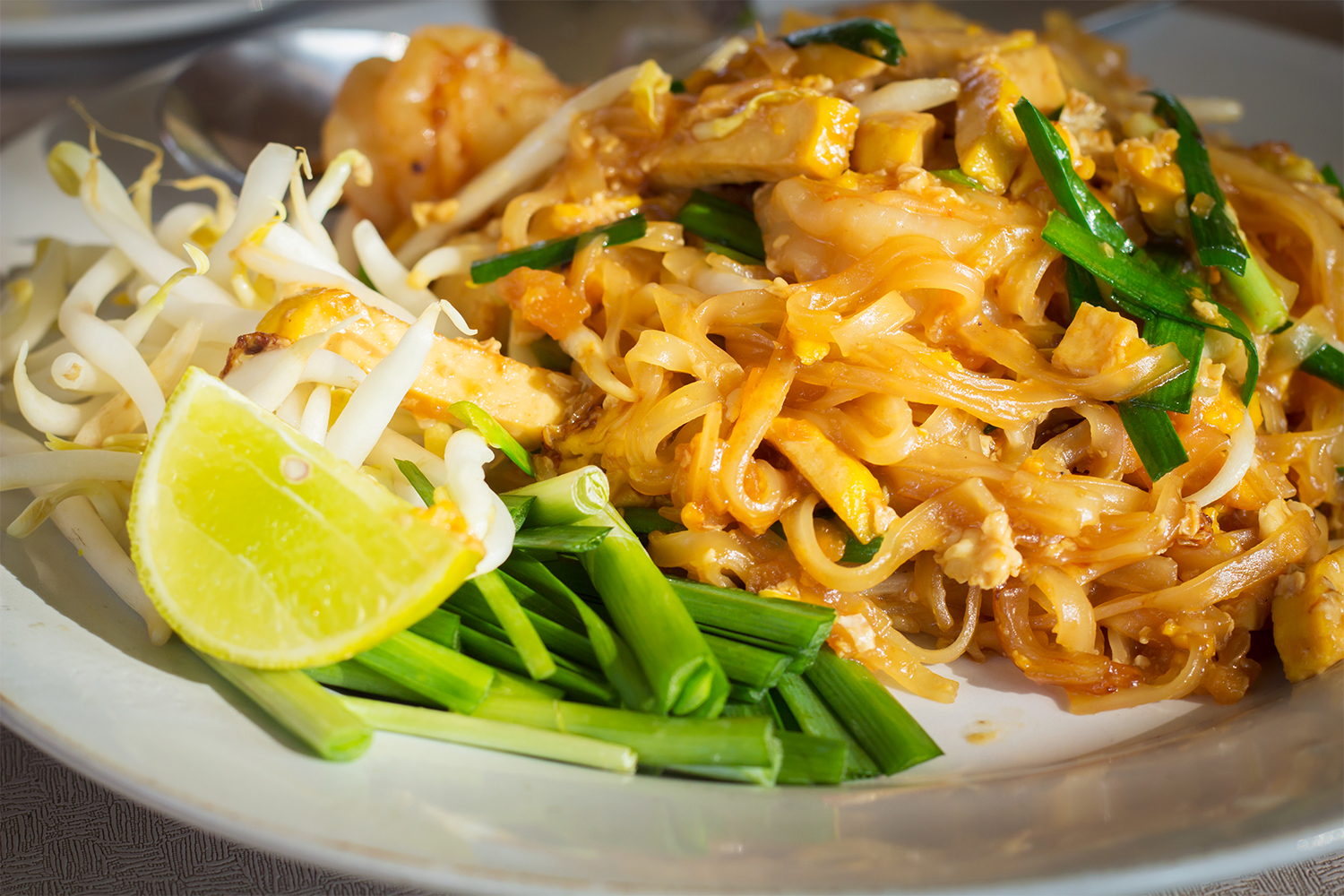 A plate of traditional vegetarian Pad Thai
